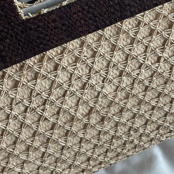 Hand-woven raffia clutch with handle - Picture 5 of 6